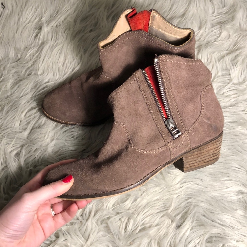 Taupe Steve Madden Leonn 8.5 Ankle Booties w/ Red! Western cowboy inspired